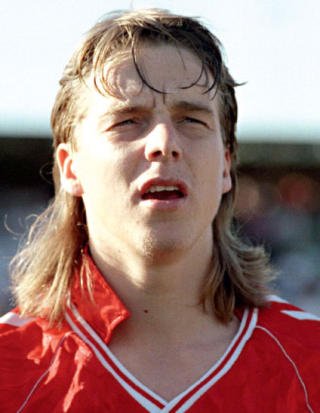 LOT H�RET GRO:  Jan �ge Fj�rtoft med hockeysveis. Faksimile: Norsk fotballh�r