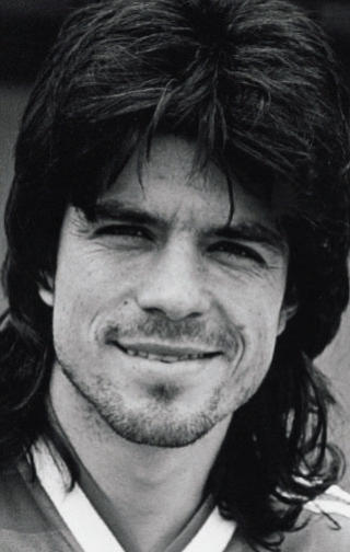 HEI SVEIS! Slik s� Erik Sol�r ut i 1986. Faksimile: Norsk fotballh�r