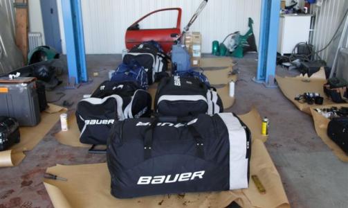 SPRENGFULLE HOCKEYBAGER: Disse var s� tunge at det m�tte to politifolk til per bag for � b�re bort beslaget. Foto: POLITIET