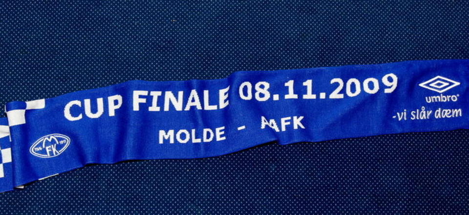 CUP FINALE: Molde var litt kjappe da de leste korrektur p� skjerfene de har trykket opp i anledning cupfinalen mot AaFK.Foto: www.moldefk.no