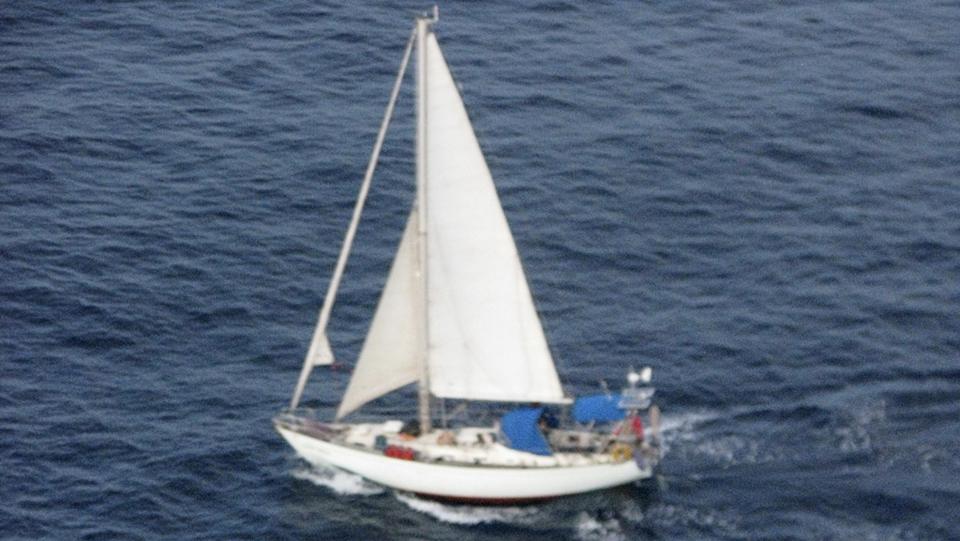 FUNNET UTEN MANNSKAP: Et spansk milit�rhelikopter fant seilb�ten, men uten mannskap. Dette bildet ble tatt i g�r. Man var ikke klar over hvor ekteparet Rachel (55) og Paul (59) hadde tatt veien, inntil de ble intervjuet i g�r. De var kapret av pirater. Foto: EUTERS/EU NAVFOR/SCANPIX