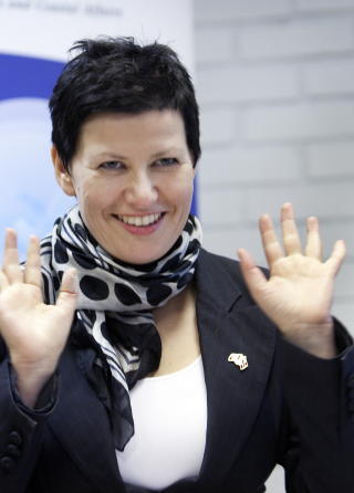 -�PENT: Parlamentarisk leder Helga Pedersen mener partiet har en �pen kultur, men sier hun vil lese Bekkemellems bok. FOTO: SCANPIX