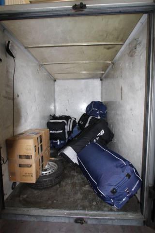 - KLAR TIL TRANSPORT: Politiet mener de slo til like f�r tyvgodset skulle fraktes til et annet sted - sannsynligvis ut av Norge. Foto: POLITIET