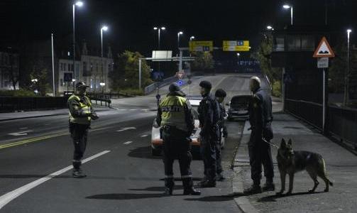 STOR AKSJON: Mange politipatruljer st�ttet av helikopter deltok i g�r i aksjonen p� Jel�ya der tre menn ble p�grepet. �n mann slapp unna.