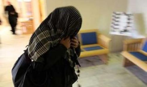 SKJULTE SEG: Her er l�rerinnen p� vei inn i Varberg tingrett i Sverige. Foto: Per WissinG/Expressen/GT