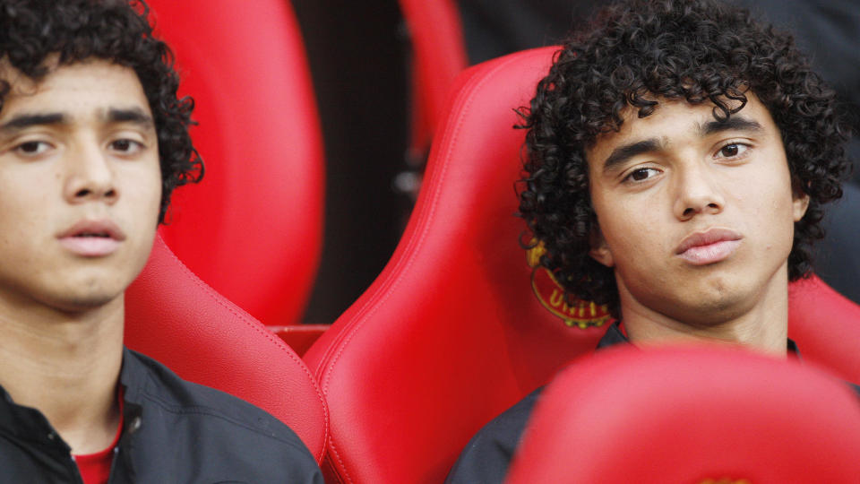 FABIO OG RAFAEL: Manchester Uniteds F�bio Da Silva (enten til h�yre eller venstre) og Rafael Da Silva p� benken under en tidligere kamp. Ikke s� rart at dommer Chris Foy kunne ta feil, kanskje?Foto: Paul Ellis, AFP/Scanpix