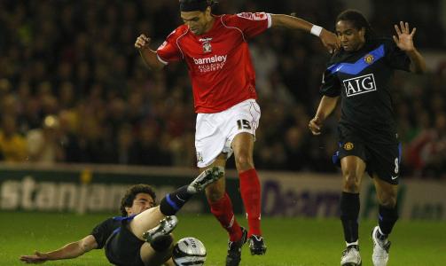 NAVNEFORVIRRING: Kanskje ikke s� rart det ble vrient for dommeren p� Oakwell i Barnsley tirsdag. Her er det hjemmelagets Anderson de Silva (i midten) som stoppes av Uniteds Fabio da Silva (t.v.) og Anderson (t.h.) Foto: Phil Noble, Reuters/Scanpix