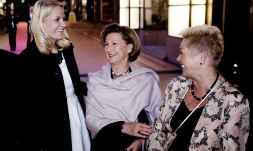 MOT KREFT: Kronprinsesse Mette-Marit, dronning Sonja og generalsekret�r i Kreftforeningen, Anne Lise Ryel, p� den r�de l�peren. FOTO: SVEINUNG U. YSTAD, Dagbladet
