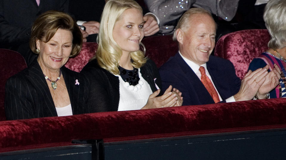 MORET SEG KONGELIG: Dronning Sonja, kronprinsesse Mette-Marit og forretningsmann Christian Ringnes under forestillingen i Folketeateret. Foto: SCANPIX
