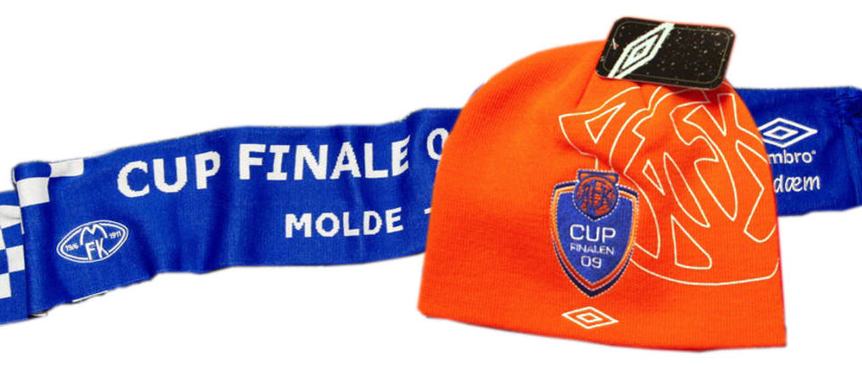 UAVGJOR I FEIL: Om du vil v�re n�ytral - men entusiastisk - under cupfinalen, kan du jo kj�pe deg Molde-skjerf og Aalesund-lue. Men v�r klar over at du da g�r rundt med to grove spr�kfeil fra halsen og opp.Foto: moldefk.no og aafk.no