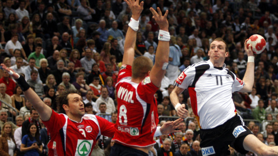 T�FF TYSKER: Holger Glandorf skapte tr�bbel for Bjarte Myrhol og de andre norske gutta i K�ln i kveld. Foto: Roberto Pfeil, AP/Scanpix