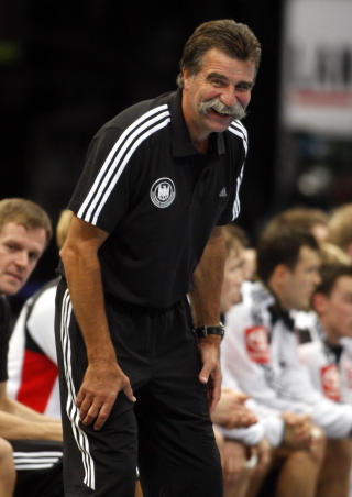 SMILTE I BARTEN: Ingen truende knyttnever fra Tysklands trener Heiner Brand i kveld. Roberto Pfeil, AP/Scanpix
