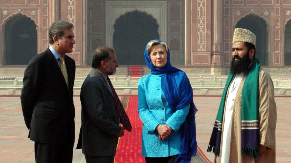  RETT FRA LEVRA:  USAa utenriksminister Hillary Clinton er p� offisielt bes�k i Pakistan for � ha samtaler med politiske og milit�re ledere. Hun har kommet med uttalelser om halvhjertet pakistansk innsats f�r m�tene. Her foran Badshadi-moskeen i Lahore torsdag sammen med blant andre Pakistans utenriksminister Shah Mahmood Quereshi (til venstre). Foto. SCANPIX/EPA.