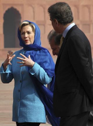  STATSBES�K:  USAs utenriksminister under statsbes�ket i Pakistan - her med sin pakistanske kollega Shah Mehmood Quereshi foran Badshadi-moskeen i Lahore torsdag. Foto: SCANPIX/EPA.