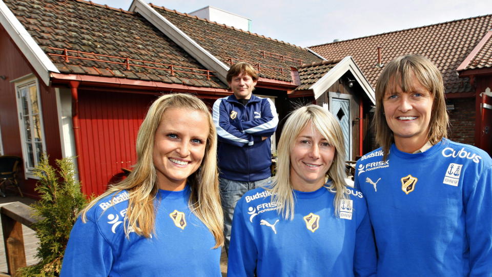 SATSER ALT: Stab�k-trener Jan Aksel Odden tror ingen lege kan stoppe de svineinfluensasyke spillerne fra � delta i seriefinalen mot R�a. Melissa Wiik (venstre) er en av de som er rammet. Her med Kristy Moore og Maiken Pape. 
Foto: ARNT E. FOLVIK/Dagbladet