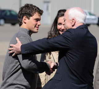 KOMPIS MED MCCAIN: Johnston fikk ogs� et anerkjennende klapp p� skuldra av republikanernes presidentkandidat. AFP PHOTO Robyn BECK