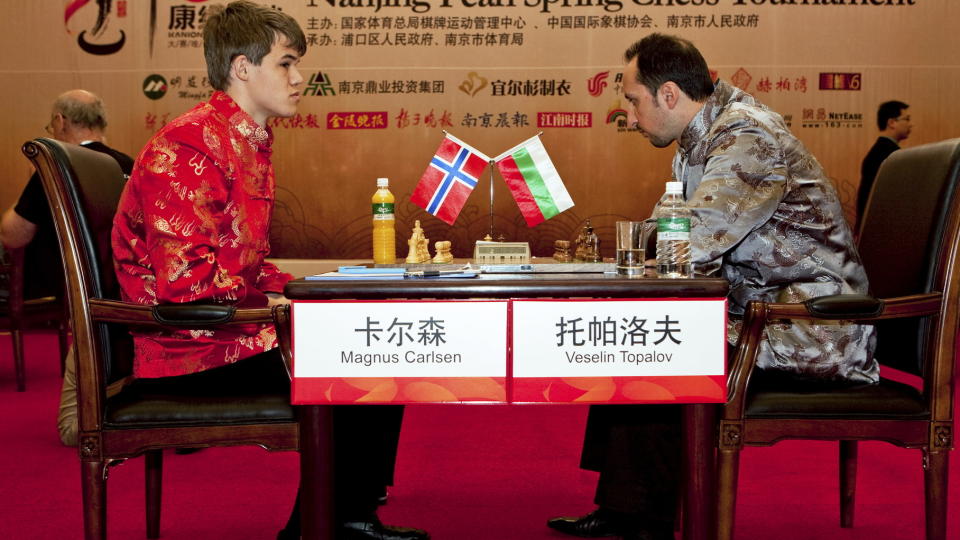 GJENNOMGRUDDET: Magnus Carlsen slo verdenseneren Veselin Topalov i turneringen i Kina i september. N� har han f�tt inn en millionkontrakt fra ny sponsor. Foto: Yufeng, NPSCT / Scanpix