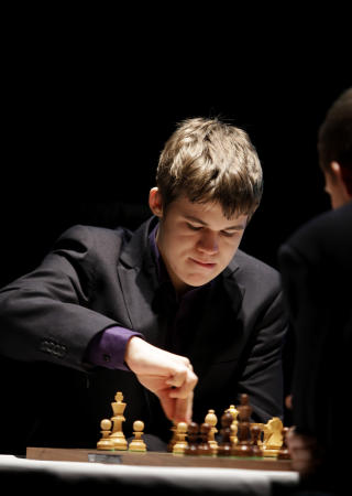 NUMMER 2 AV 22 DELTAKERE: I ettermiddag m�ter Magnus Carlsen blant annet Viswanathan Anand, som leder turneringen. 
Foto: Erlend Aas / SCANPIX