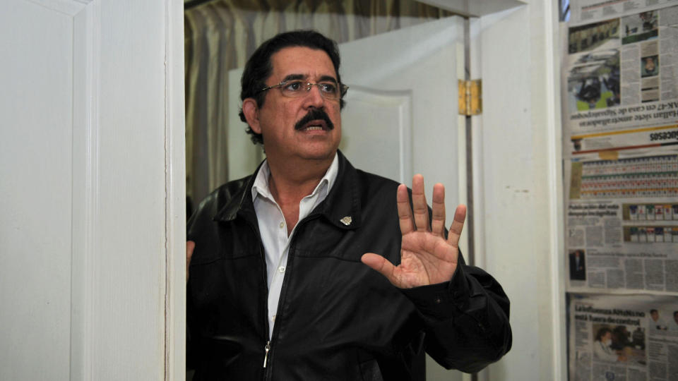 KAN KOMME TILBAKE:  Honduras styrtede president Manuel Zelaya og leder for den amerikanske meklingsdelegasjonen Thomas Shannon etter at en avtale som �pner for at Zelaya kan gjeninnsettes som president ble inng�tt med kuppregimet i Honduras torsdag. Foto: REUTERS / Edgard Garrido / SCANPIX AFP PHOTO/Orlando SIERRA