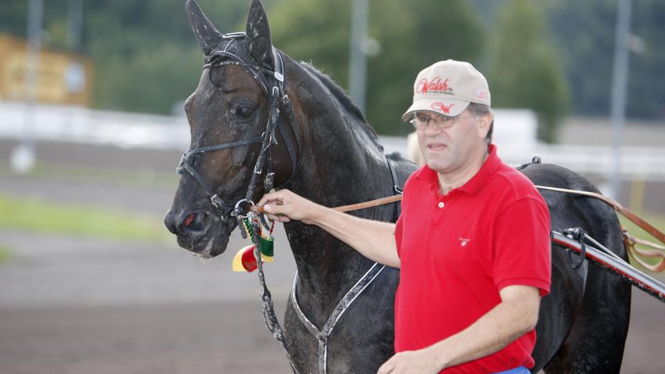 N� skal det kj�res! Gentle Tilly f�r offensive Tom Erik Solberg i sulkyen. Trener og eier Espen Gundersen varsler b�nn gass. Foto: HESTEGUIDEN.COM.
