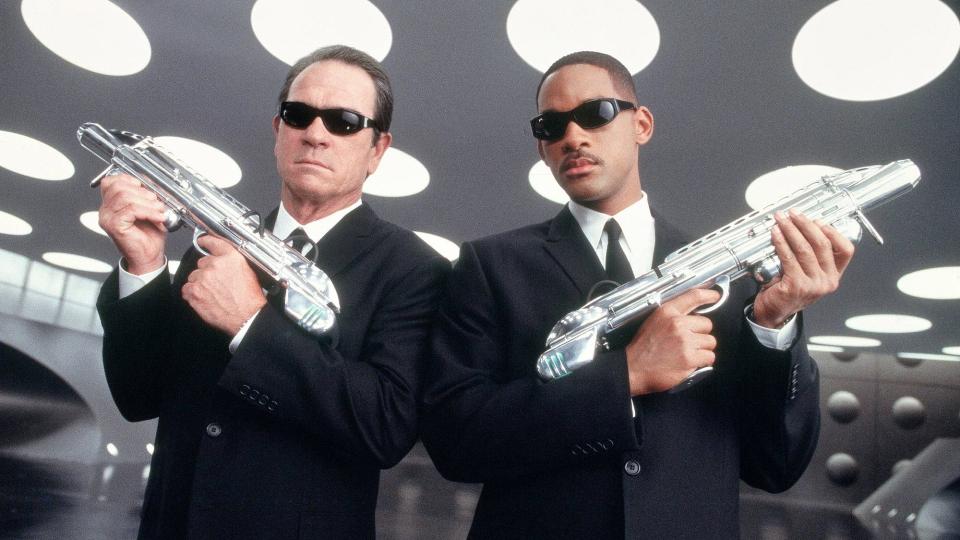 MENN I SORT: Tommy Lee Jones og Will Smith har tidligere dekket over bevis for utenomjordisk bes�k. Om de fortsetter kampen i den kommende er s� langt uklart. Foto: Amblin/Columbia Tristar