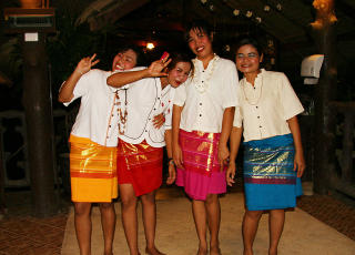 HOTELLSMIL: Jentene p� Khao Sok River Lodge hilser etter � ha opptr�dt for gjestene .