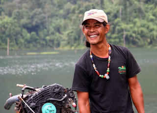 B�TSMIL:  P� tur med longtailb�t i Rajaphrabha-dammen i nasjonalparken Khao Sok.