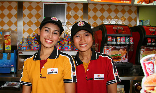 MC DONALD'S-SMIL: De to jentene p� kj�pesenteret Jungceylong i Patong  byr p� store smil og store hamburgere. Alle foto: Kirsten Buzzi