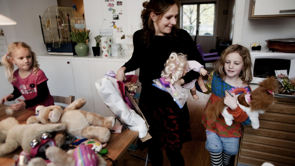  BLINKER OG LYSER: Hjemme hos familien Solem Berntsen p� Sagene i Oslo, er det mange leker og andre dingser. F.v.: Ella, Gunhild og Pernille. Foto: Sveinung Uddu Ystad.