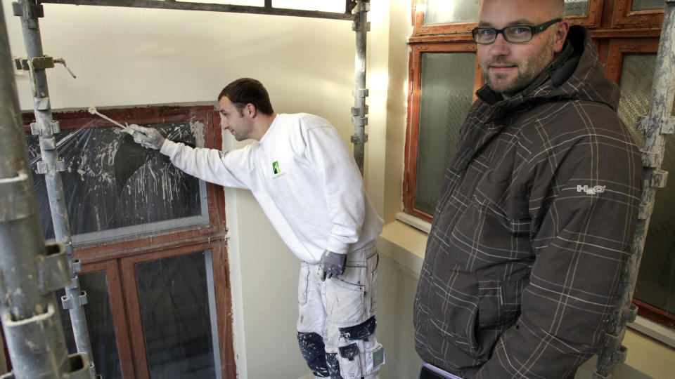 OJOBBER GJENNOM NETTJENESTENE: Malermester Niels Rafn Christensen og maler Arturas Tvaskunas fra Malerhuset bruker anbudstorget.no.
Foto: Geir B�lstad / Dagbladet