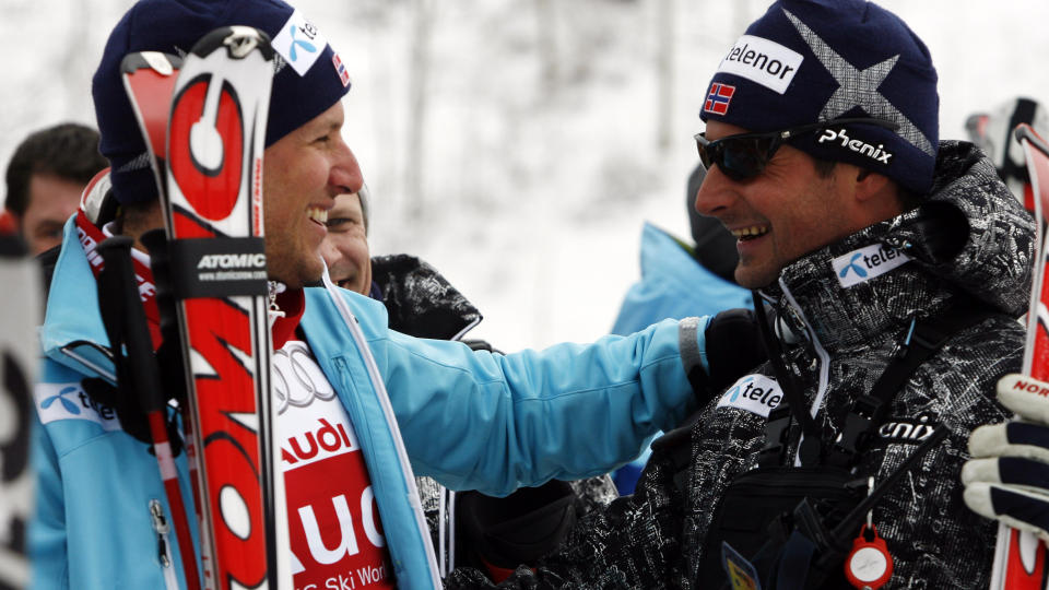 TING TAR TID: Aksel Lund Svindals skade i leggen trenger tid for � leges. N� er nordmannen i Oslo for utredning av skaden. Trener Marius Arnesen (t.h.) frykter at Lund Svindal m� st� over neste verdenscuprenn helga om to uker. Foto: Alessandro Trovati, AP/Scanpix