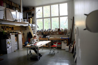 Nordvendt: Martine Linge bruker atelieret p� Ekely til daglig jobbing, men har ogs� et �grov-atelier� utenfor
hjemmet til st�rre arbeider. Alle atelierene p� Ekely vender mot nord, slik at de ikke f�r direkte sol.