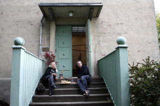 �rverdig: Edvard Munchs vinteratelier p� Ekely brukes i dag som arbeidsplass for gjestende kunstnere. De siste �ra har Paul Hellsegg malt i mesterens gamle
lokaler. &mdash; Jeg beundrer Munch, og det forplikter � jobbe her, mener han. Mor Bj�rg Hellsegg er p� lunsjbes�k p� trappa.