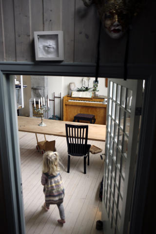 Tumleplass: Atelieret er for lite for pappa B�rd Breiviks arbeider, men stort
nok for Katinkas lek.