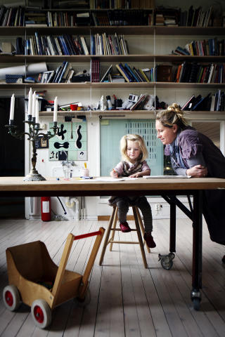 Kunstnerspire: Lille Katinka tegner sammen med mamma Lene Midling-Jenssen ved det store arbeidsbordet i atelieret, som n� er bygget om til stue. Den originale utslagsvasken henger enn� igjen p� veggen. Flisene over vasken ble reddet da et av de andre husene p� Ekely ble pusset opp.