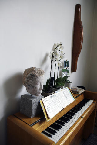 Familieklenodier: Skulptur av Kristian Blystad p� pianoet, B�rd Breiviks egen
skulptur p� veggen.