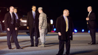 ALDRI ALENE: Barack Obama omringet av Secret Service-agenter etter ankomst ved Dover Air Force Base i Dover, Delaware, 29. oktober i �r. Foto: AFP/Saul LOEB