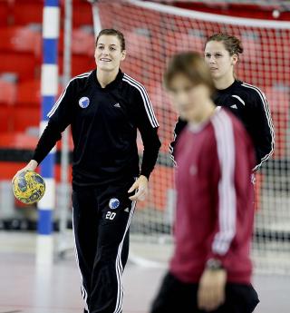 TILBAKE: Larvik m�ter tidligere LHK-spiller Linn-Kristin Riegelhuth i Champions League-oppgj�ret l�rdag kveld. Foto: BJ�RN LANGSEM