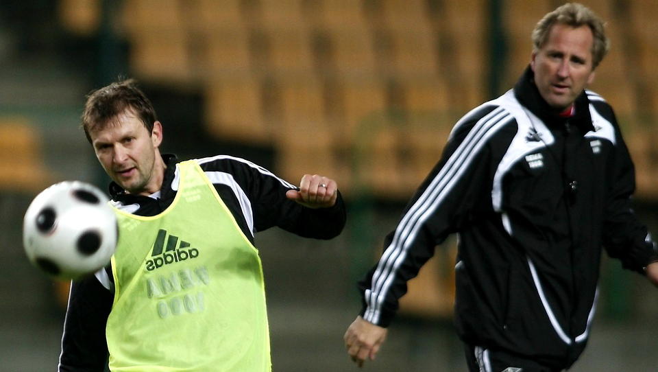 ST. ETIENNE, FRANKRIKE 20081105 FOTBALL
Rosenborgs Roar Strand og trener Erik Hamr�n under lagets trening p� Stadion Geoffroy Guichard i St. Etienne i Frankrike onsdag kveld.  Foto:  Gorm Kallestad  / SCANPIX .