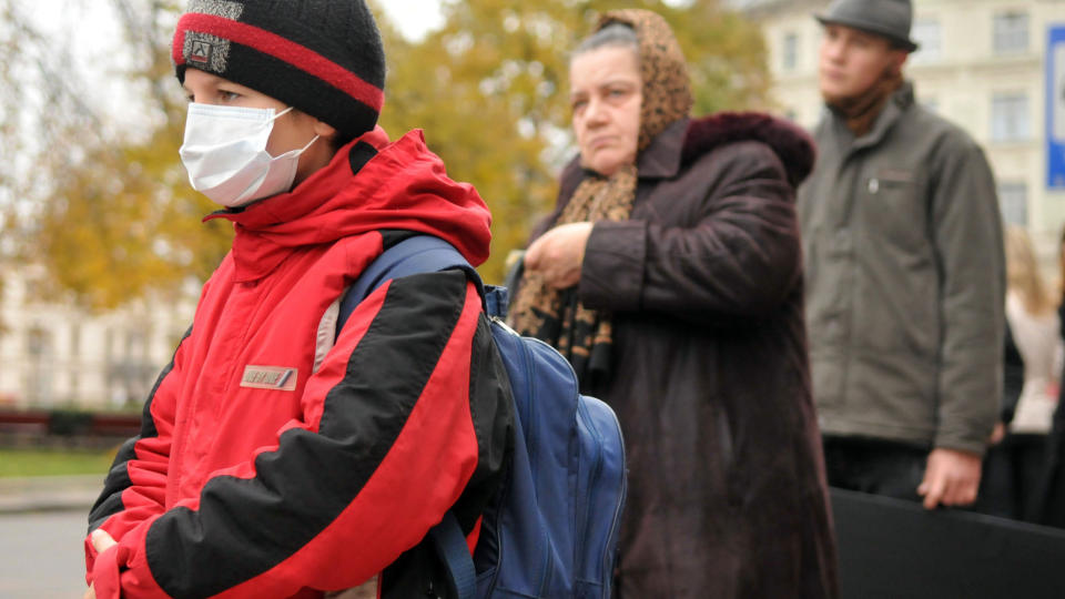STENGER SKOLENE: En ung gutt i vestlige Ukraina m� vente tre uker f�r han kan g� p� skolen igjen. �rsaken er at de ukrainske myndighetene �nsker � hindre at et nytt virus skal spre seg i landet. Viruset, som enn� ikke er identifisert, ligner svineinfluensa-viruset, og har bare i oktober tatt liv av 28 mennesker. Foto: AFP PHOTO/YURIY DYACHYSHYN