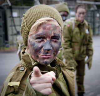 - THIS IS COOL: Isabelle likte seg p� forsvarets krigsskole. Foto: �istein Norum Monsen.