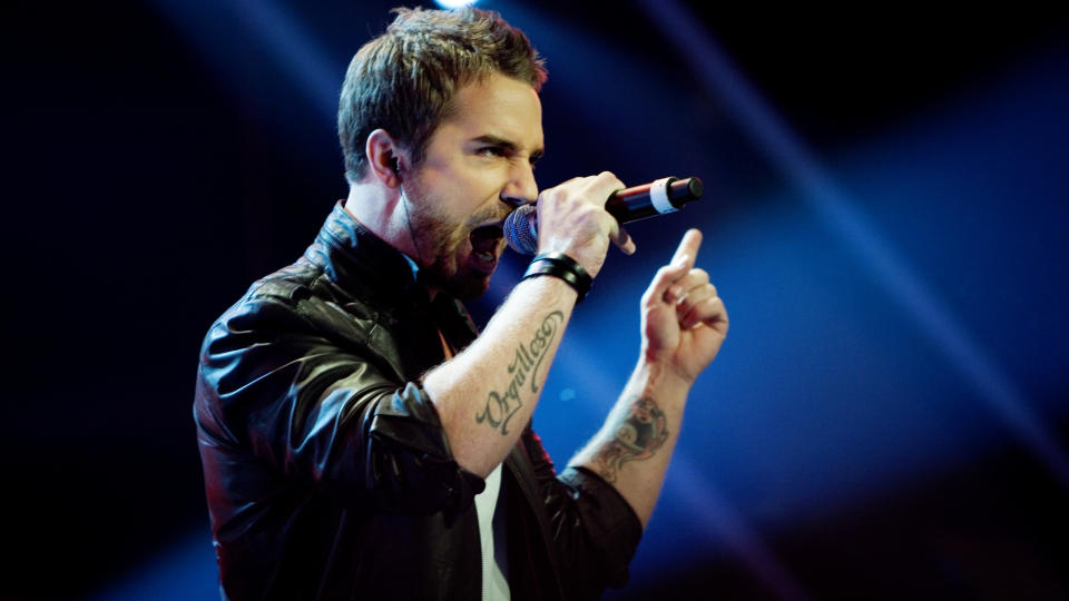 HOLDER STEMMEN? �X Factor�-Tommy Fredvang (27) m�tte inn til sjekk p� Rikshospitalet etter at stemmen forsvant i g�r. N� har han taleforbud. Foto: SCANPIX