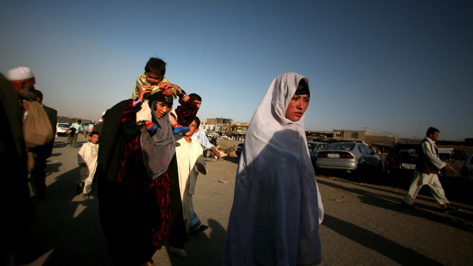 OMFATTENDE STEMMEJUKS: Kvinnenes stemmer ble manipulert i stor stil ved det afghanske presidentvalget i august. Det er ikke gjort store anstrengelser for at det ikke skal skje igjen. Foto: Altaf Qadri/AP