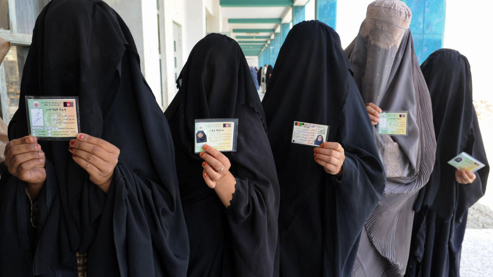 ANKLAGER OM FUSK: Arkivbilde fra 20. august viser burkakledte kvinner som deltok i f�rste valgomgang. Foto:  SCANPIX/AFP/BANARAS KHAN