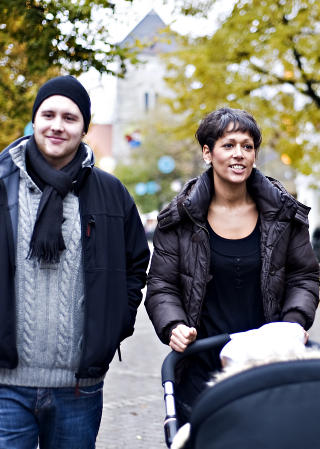 REAGERER P� KUTTENE: S�sknene Tina (26) Emil (23) mener politikerne har gapt for h�yt de siste �rene. Foto: Lena Knutli