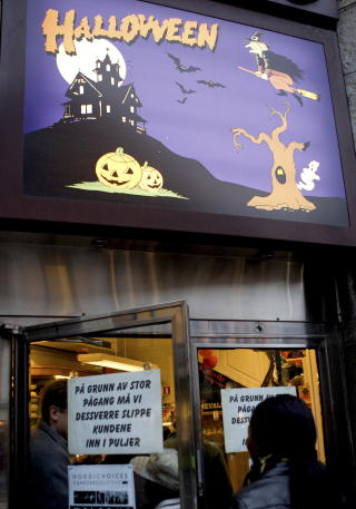 STOR P�GANG: P�gangen fra kj�pelystne p� jakt etter halloweeneffekter var l�rdag ettermiddag s� stor at kundene m�tte slippes inn puljevis p� leket�ysbutikken Standard i Oslo sentrum. Foto: Jon-Michael Josefsen / Scanpix