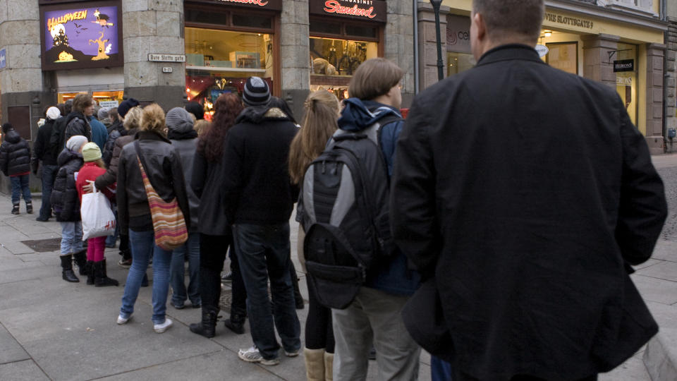 POPUL�RT: K�en av kj�pelystne p� jakt etter halloweeneffekter var lang utenfor leket�ysbutikken Standard i Oslo sentrum l�rdag ettermiddag. Kundene m�tte slippes inn i puljer. Foto: Jon-Michael Josefsen / Scanpix