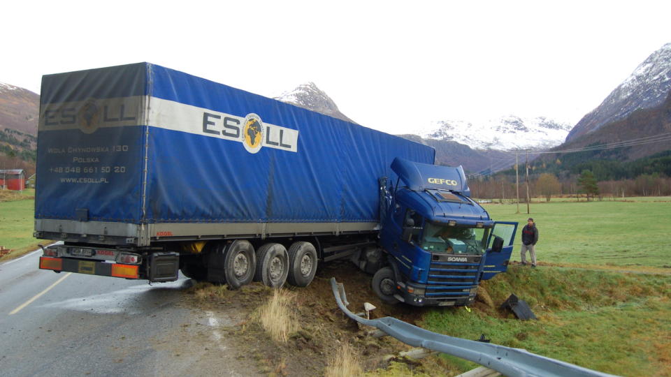 UHELDIG TRAILERSJ�F�R: Slik gikk det da den polske Jacek (37) ville spare en hundrings. Foto: Ottar Rydjord/Romsdals Budstikke