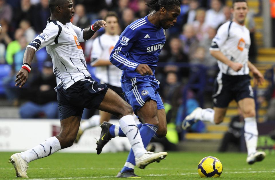 AVGJ�RENDE: Da Jloyd Samuel stoppet Didier Drogba med ulovlige midler inne i straffefeltet mot slutten av f�rste omgang, gikk det bare en vei p� Reebok Stadium.Foto: SCANPIX/REUTERS/Nigel Roddis