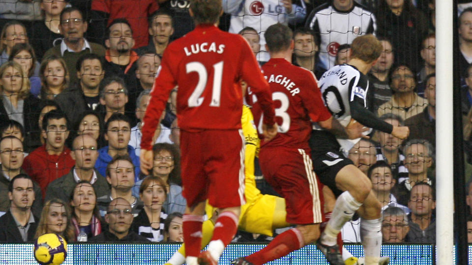 P� H�LEN: Erik Nevland h�lsparker inn 2-1 til Fulham mot Liverpool til tross for tett markering fra Jamie Carragher, som ble utvist noen minutter seinere. Foto: Ian Kington, AFP/Scanpix